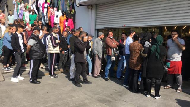 Fiyatı duyan koştu! Şirinevler'de bayram öncesi metrelerce 'ucuz' baklava kuyruğu Fiyatı duyan koştu! Şirinevler'de bayram öncesi metrelerce 'ucuz' baklava kuyruğu