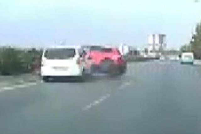 Ticari aracın çarptığı otomobilin devrilerek metrelerce sürüklendiği anlar kamerada