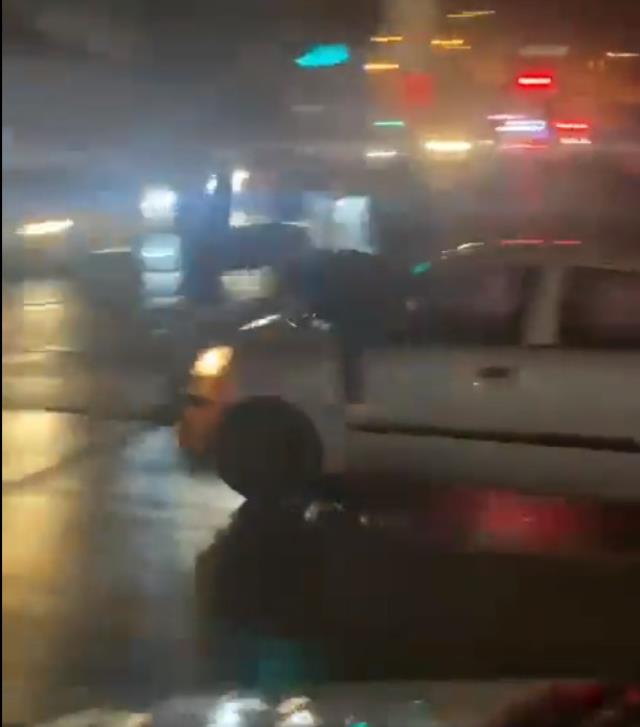 Herkes, 'Adam öldü' diye bağırdı! Şampiyonluk kutlamasında taraftar, aracını kalabalığın üzerine sürdü Herkes, 'Adam öldü' diye bağırdı! Şampiyonluk kutlamasında taraftar, aracını kalabalığın üzerine sürdü