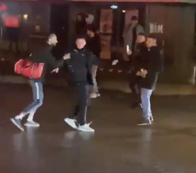 Herkes, 'Adam öldü' diye bağırdı! Şampiyonluk kutlamasında taraftar, aracını kalabalığın üzerine sürdü Herkes, 'Adam öldü' diye bağırdı! Şampiyonluk kutlamasında taraftar, aracını kalabalığın üzerine sürdü