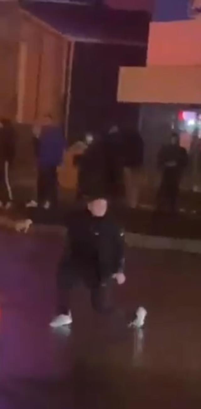 Herkes, 'Adam öldü' diye bağırdı! Şampiyonluk kutlamasında taraftar, aracını kalabalığın üzerine sürdü Herkes, 'Adam öldü' diye bağırdı! Şampiyonluk kutlamasında taraftar, aracını kalabalığın üzerine sürdü