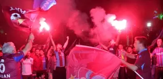 İzmir'de Trabzonspor'un şampiyonluğu coşkuyla kutlandı