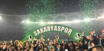 Sakaryaspor şampiyonluk kupasını kaldırdı