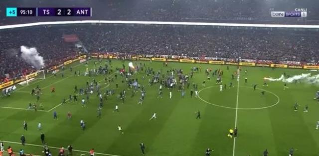 Şampiyonluk tehlikede! Trabzonspor hükmen mağlup mu ilan edilecek? Şampiyonluk tehlikede! Trabzonspor hükmen mağlup mu ilan edilecek?