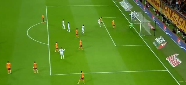 Sivassporlu futbolcu akıllara durgunluk verdi! Muslera bu golü hayatı boyunca unutamayacak Sivassporlu futbolcu akıllara durgunluk verdi! Muslera bu golü hayatı boyunca unutamayacak