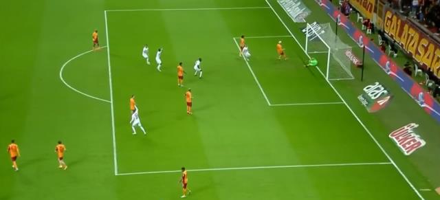 Sivassporlu futbolcu akıllara durgunluk verdi! Muslera bu golü hayatı boyunca unutamayacak Sivassporlu futbolcu akıllara durgunluk verdi! Muslera bu golü hayatı boyunca unutamayacak