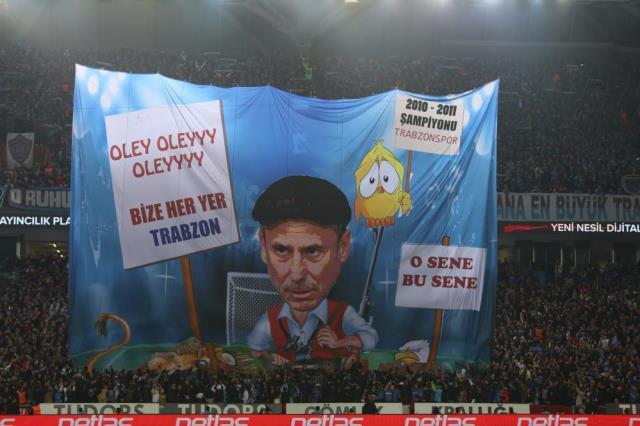 Trabzon'da olay koreografi! 'Silahlara sarılmayalım' dediler namlunun ucuna Fenerbahçe'yi koydular Trabzon'da olay koreografi! 'Silahlara sarılmayalım' dediler namlunun ucuna Fenerbahçe'yi koydular