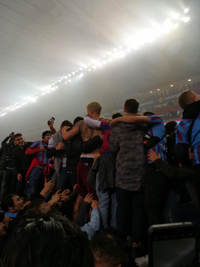 Trabzonspor'un şampiyonluk kutlamasında şaşırtan anlar! Taraftar, Berat Özdemir'in şortunu indirdi Trabzonspor'un şampiyonluk kutlamasında şaşırtan anlar! Taraftar, Berat Özdemir'in şortunu indirdi