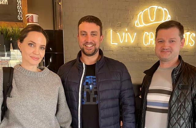 Ukrayna'yı ziyaret eden Angelina Jolie'nin zor anları! Sirenler çalınca kaçmaya başladı Ukrayna'yı ziyaret eden Angelina Jolie'nin zor anları! Sirenler çalınca kaçmaya başladı