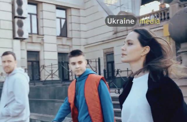Ukrayna'yı ziyaret eden Angelina Jolie'nin zor anları! Sirenler çalınca kaçmaya başladı Ukrayna'yı ziyaret eden Angelina Jolie'nin zor anları! Sirenler çalınca kaçmaya başladı