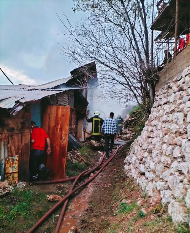 Alevlerin esir aldığı ev çöktü, anne ve oğul içeride kayboldu Alevlerin esir aldığı ev çöktü, anne ve oğul içeride kayboldu