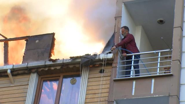 Alev alev yanan çatıya, balkondan bahçe hortumuyla müdahale etmeye çalıştı Alev alev yanan çatıya, balkondan bahçe hortumuyla müdahale etmeye çalıştı