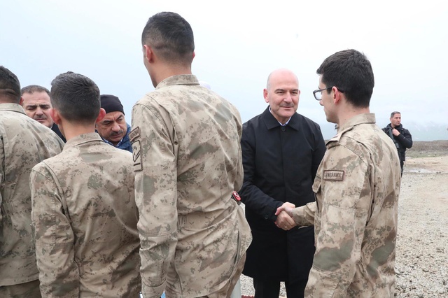 Bakan Soylu, bayram namazını sınırın sıfır noktasında askerlerle kıldı Bakan Soylu, bayram namazını sınırın sıfır noktasında askerlerle kıldı