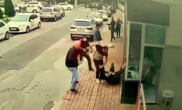 Bayram günü sokak ortasında kadına şiddet uygulayan şahsı çevredekiler tekme tokat dövdü Bayram günü sokak ortasında kadına şiddet uygulayan şahsı çevredekiler tekme tokat dövdü