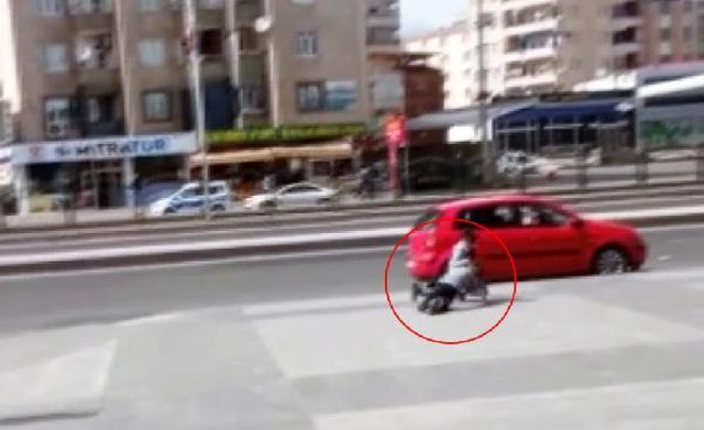 Diyarbakır'da tekmeli yumruklu kavga kamerada Diyarbakır'da tekmeli yumruklu kavga kamerada