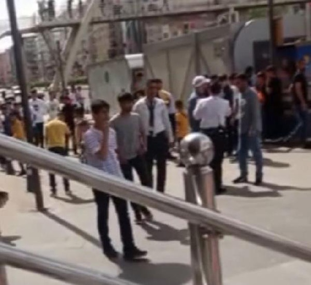 Diyarbakır'da tekmeli yumruklu kavga kamerada Diyarbakır'da tekmeli yumruklu kavga kamerada