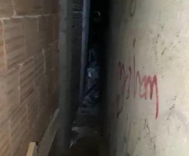Esenyurt'ta apartman boşluğuna sıkışan hırsızı itfaiye kurtardı Esenyurt'ta apartman boşluğuna sıkışan hırsızı itfaiye kurtardı