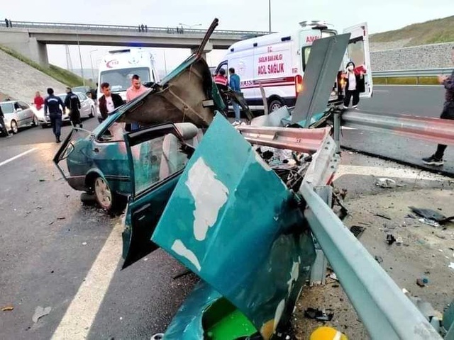 İzmir'de feci kaza: 2 ölü, 3 yaralı İzmir'de feci kaza: 2 ölü, 3 yaralı