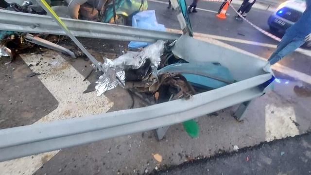 İzmir'de feci kaza: 2 ölü, 3 yaralı İzmir'de feci kaza: 2 ölü, 3 yaralı