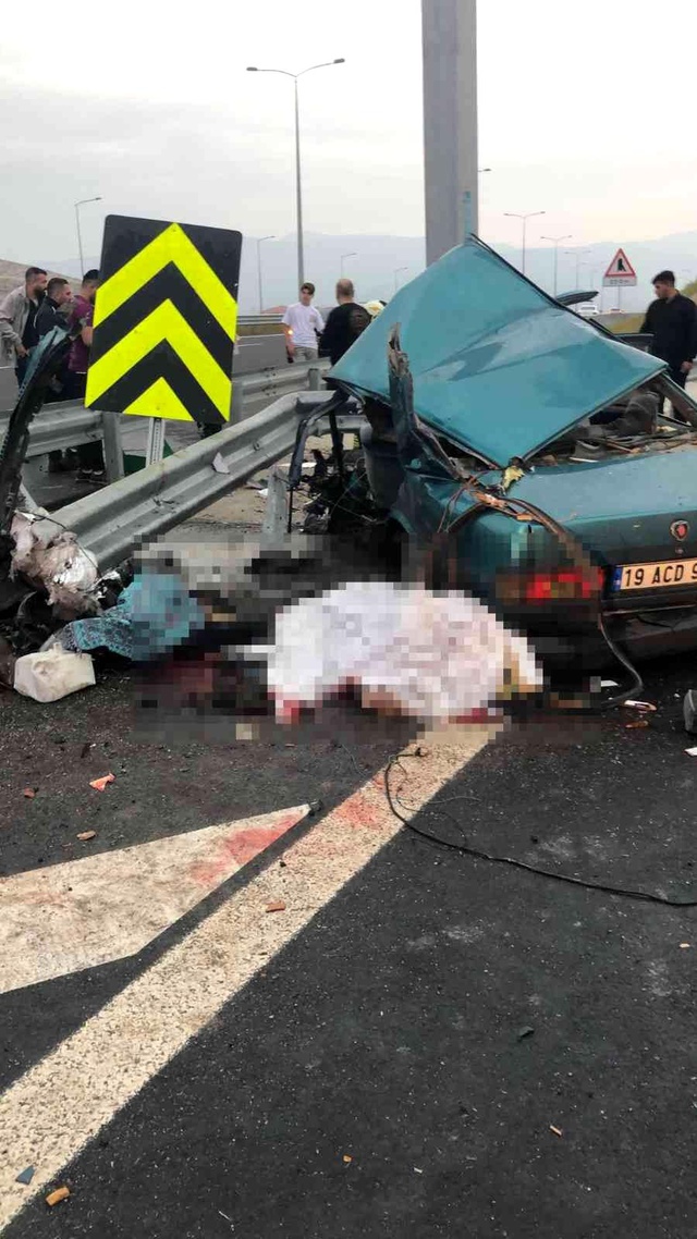 İzmir'de feci kaza: 2 ölü, 3 yaralı İzmir'de feci kaza: 2 ölü, 3 yaralı