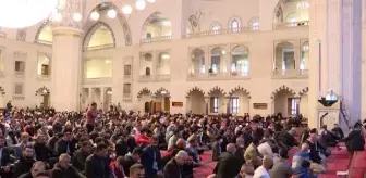 Kocatepe Camisi'nde bayram namazı