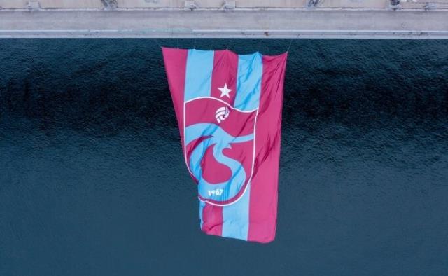 Trabzonspor, İstanbul'da köprüye asılan bayrağı 1967 eşit parçaya bölüp satışa çıkardı