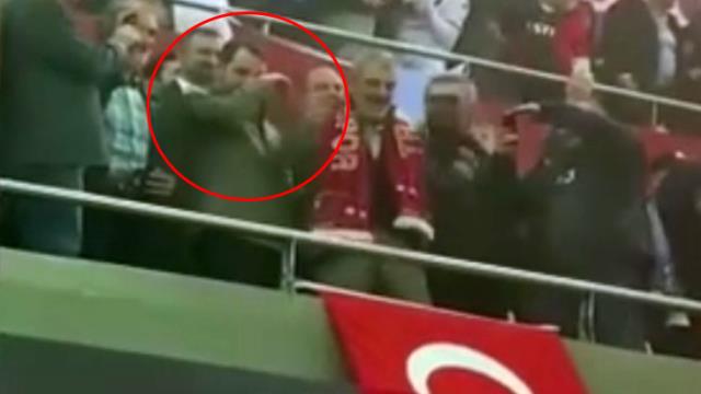 Trabzonspor'un şampiyonluğunu sevinçle karşılayan Berat Albayrak gözyaşlarını tutamadı