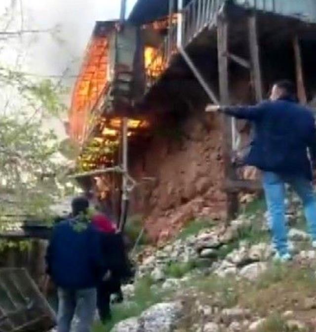Zihinsel engelli oğlunu kurtarmak için kendisini alevlerin içine attı! İkisi de can verdi Zihinsel engelli oğlunu kurtarmak için kendisini alevlerin içine attı! İkisi de can verdi