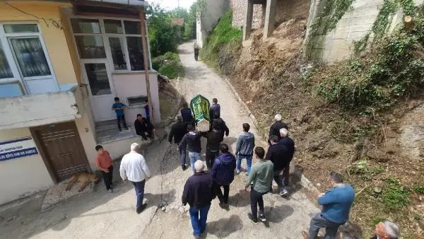 9 yıldır tedavi gören 15 yaşındaki İrem, kalp krizi nedeniyle yaşamını yitirdi 9 yıldır tedavi gören 15 yaşındaki İrem, kalp krizi nedeniyle yaşamını yitirdi