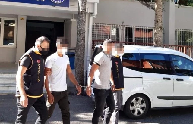 Malatya'da bahşiş alamadıkları apartmanların kapısını işaretleyen davulcular gözaltına alındı