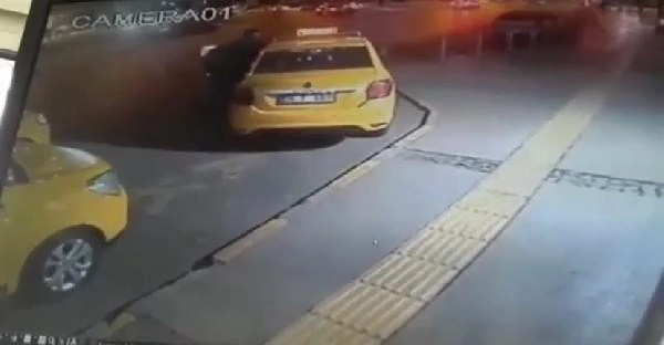 İzmir'de taksi çalan şahıs kenti birbirine kattı! 5 araca çarptı, 2 kişiyi yaraladı