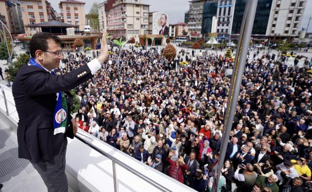 Cumhurbaşkanı Erdoğan'ın memleketine giden İmamoğlu'nun miting alanında arkasında kalan kare gözlerden kaçmadı