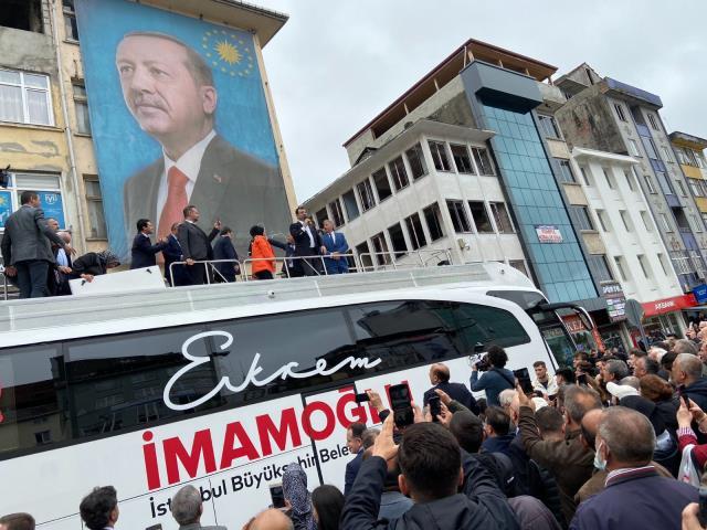 Cumhurbaşkanı Erdoğan'ın memleketine giden İmamoğlu'nun miting alanında arkasında kalan kare gözlerden kaçmadı