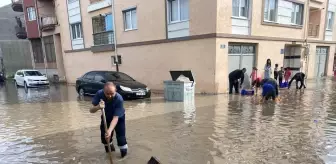 Eskişehir'de yollar göle döndü, küreği alan vatandaş logara koştu