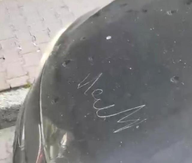 İstanbul'da akıl almaz olay kamerada: Cam parçasıyla onlarca aracı çizdi