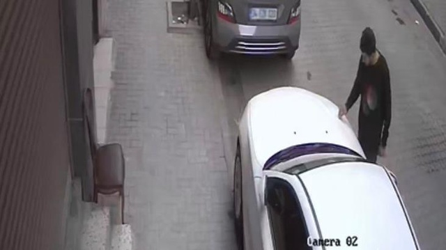 İstanbul'da akıl almaz olay kamerada: Cam parçasıyla onlarca aracı çizdi