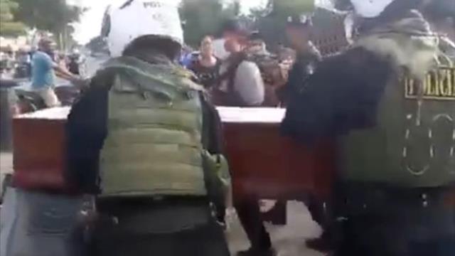 Kaza geçiren kadının aslında ölmediği cenazede tabutun içinden gelen seslerden sonra ortaya çıktı Kaza geçiren kadının aslında ölmediği cenazede tabutun içinden gelen seslerden sonra ortaya çıktı