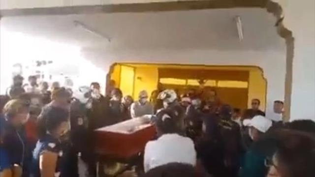 Kaza geçiren kadının aslında ölmediği cenazede tabutun içinden gelen seslerden sonra ortaya çıktı Kaza geçiren kadının aslında ölmediği cenazede tabutun içinden gelen seslerden sonra ortaya çıktı