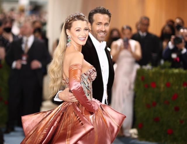 Oyuncu Blake Lively, Met Gala'da şov yaptı! Elbisenin üstünden bir elbise daha çıktı Oyuncu Blake Lively, Met Gala'da şov yaptı! Elbisenin üstünden bir elbise daha çıktı