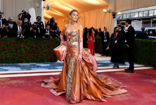 Oyuncu Blake Lively, Met Gala'da şov yaptı! Elbisenin üstünden bir elbise daha çıktı Oyuncu Blake Lively, Met Gala'da şov yaptı! Elbisenin üstünden bir elbise daha çıktı