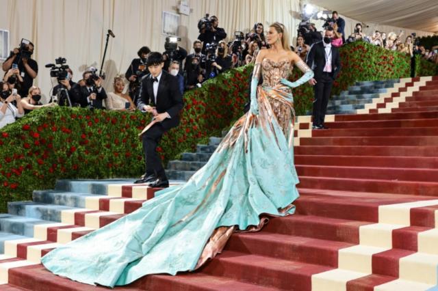 Oyuncu Blake Lively, Met Gala'da şov yaptı! Elbisenin üstünden bir elbise daha çıktı Oyuncu Blake Lively, Met Gala'da şov yaptı! Elbisenin üstünden bir elbise daha çıktı