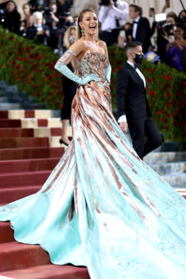Oyuncu Blake Lively, Met Gala'da şov yaptı! Elbisenin üstünden bir elbise daha çıktı Oyuncu Blake Lively, Met Gala'da şov yaptı! Elbisenin üstünden bir elbise daha çıktı