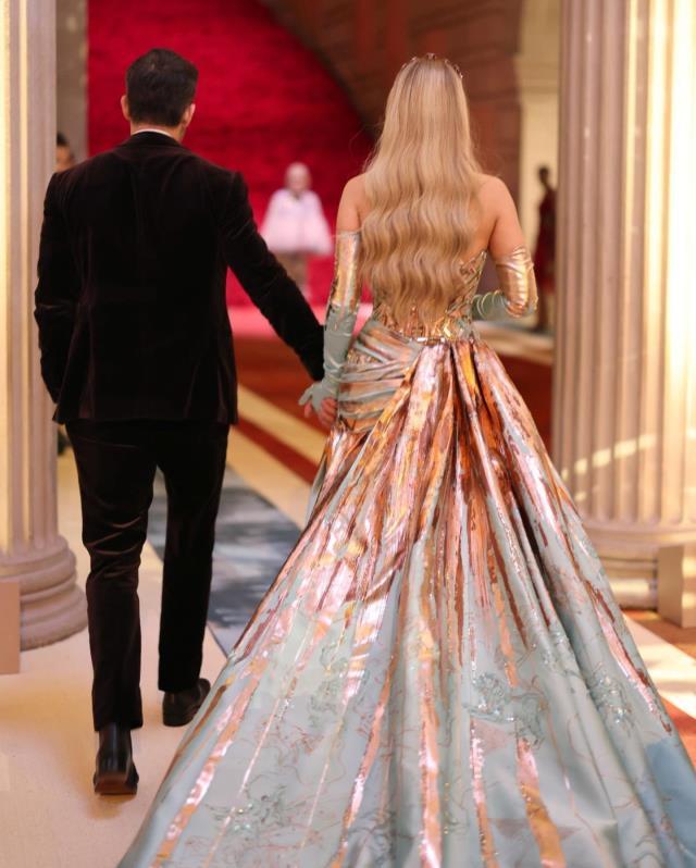 Oyuncu Blake Lively, Met Gala'da şov yaptı! Elbisenin üstünden bir elbise daha çıktı Oyuncu Blake Lively, Met Gala'da şov yaptı! Elbisenin üstünden bir elbise daha çıktı
