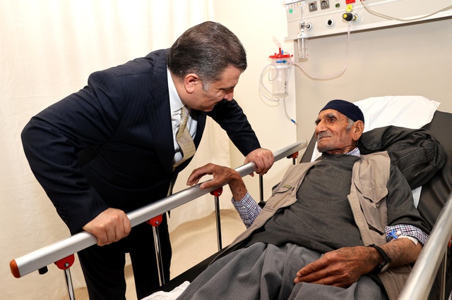 Hastanelere sürpriz ziyarette bulunan Bakan Koca, hastaların ve personellerin bayramlarını kutladı Hastanelere sürpriz ziyarette bulunan Bakan Koca, hastaların ve personellerin bayramlarını kutladı
