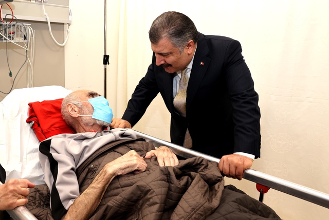 Hastanelere sürpriz ziyarette bulunan Bakan Koca, hastaların ve personellerin bayramlarını kutladı Hastanelere sürpriz ziyarette bulunan Bakan Koca, hastaların ve personellerin bayramlarını kutladı