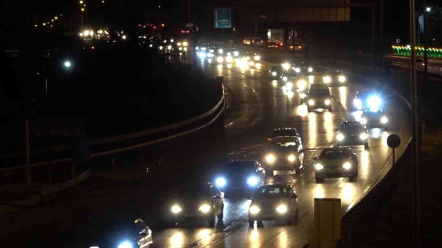 Tatilciler yola erken çıktı! 43 ilin geçiş güzergahı Kırıkkale'de trafik yoğunluğu oluştu Tatilciler yola erken çıktı! 43 ilin geçiş güzergahı Kırıkkale'de trafik yoğunluğu oluştu