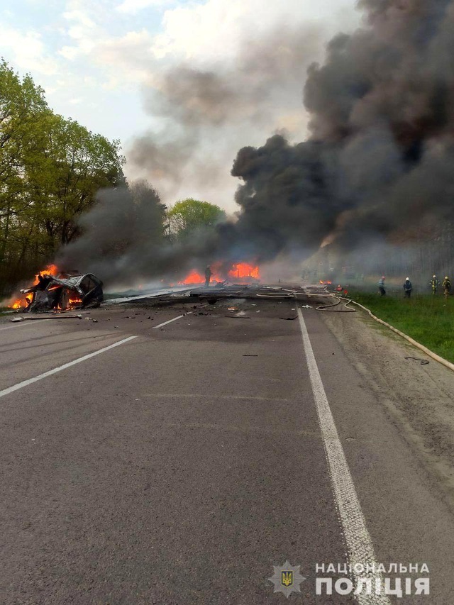 Ukrayna'da katliam gibi trafik kazası: 16 ölü, 6 yaralı Ukrayna'da katliam gibi trafik kazası: 16 ölü, 6 yaralı