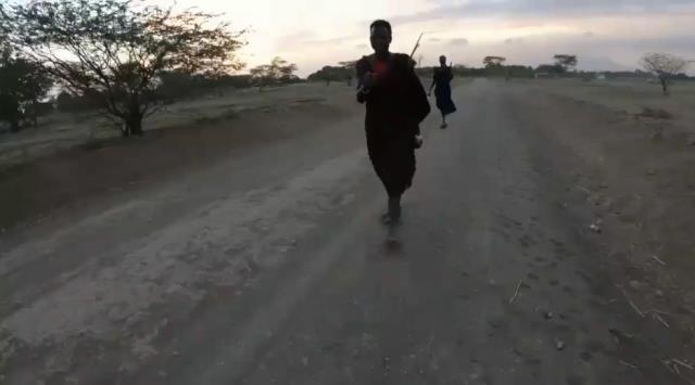 Afrika'ya giden Türk Youtuber tacize uğradı! Kabile gençleri cinsel organını işaret etti