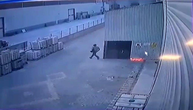 Fabrikadaki kundaklama ve patlama anı kamerada Fabrikadaki kundaklama ve patlama anı kamerada
