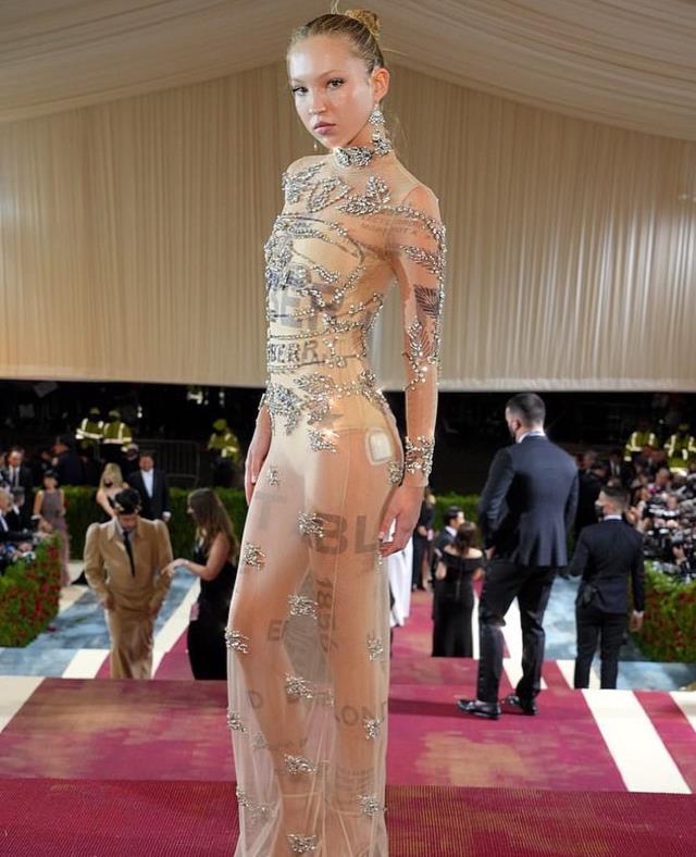 Hastalığını gizlemedi! Güzel model Lila Moss diyabet monitörü ve pompasıyla dikkat çekti Hastalığını gizlemedi! Güzel model Lila Moss diyabet monitörü ve pompasıyla dikkat çekti